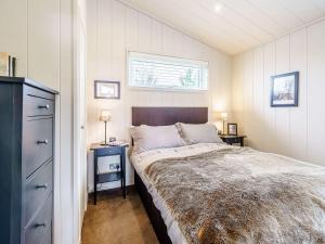 een slaapkamer met een groot bed en een raam bij 2 Bed in Caldbeck 80563 in Caldbeck