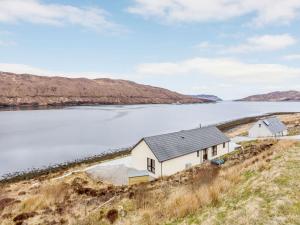 a house on the shore of a body of water at 3 Bed in Broadford 81181 in Luib