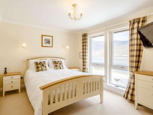 a bedroom with a bed and a window at 3 Bed in Broadford 81181 in Luib