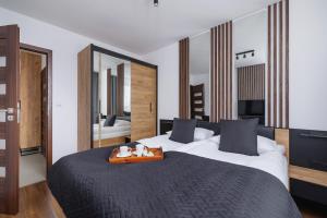 Posteľ alebo postele v izbe v ubytovaní Near EXPO Cracow Elegant Apartment by Noclegi Renters