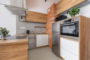 Kuchyňa alebo kuchynka v ubytovaní Near EXPO Cracow Elegant Apartment by Noclegi Renters + 12 fotografií