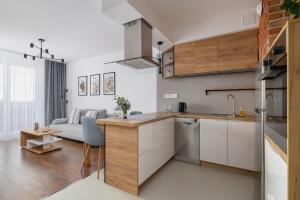 Kuchyňa alebo kuchynka v ubytovaní Near EXPO Cracow Elegant Apartment by Noclegi Renters