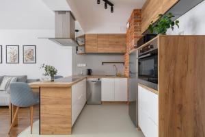 Kuchyňa alebo kuchynka v ubytovaní Near EXPO Cracow Elegant Apartment by Noclegi Renters