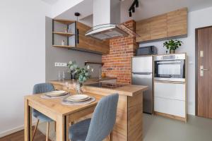 Kuchyňa alebo kuchynka v ubytovaní Near EXPO Cracow Elegant Apartment by Noclegi Renters
