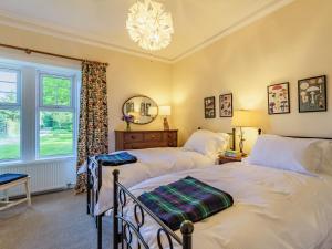 a bedroom with two beds and a window at 2 Bed in Kirriemuir 86235 in Logie