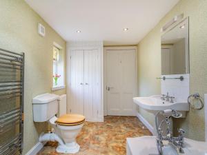 La salle de bains est pourvue de toilettes et d'un lavabo. dans l'établissement 2 Bed in Kirriemuir 86235, à Logie