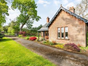 an old brick house with a garden in front of it at 2 Bed in Kirriemuir 86235 in Logie