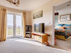 a bedroom with a bed and a tv and a window at 1 Bed in Sherborne 87292 