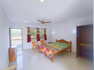 a bedroom with a bed and a window at Gabriel & Felicidade Villa in Mandrem
