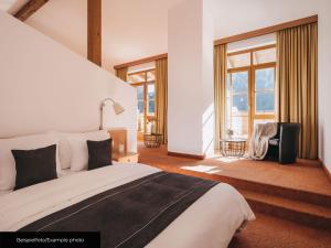 Postel nebo postele na pokoji v ubytování VAYA Zell am See inklusive Zell am See Kaprun Sommer Karte + 37 fotografií
