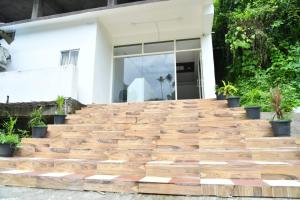 un conjunto de escaleras delante de una casa en HOTEL KING SAFIRE , Port Blair en Port Blair