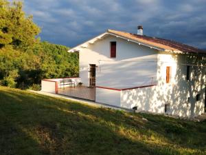 uma casa branca com um deque ao lado de um campo em Casa Martin , 4 bedroom villa em Bisenti