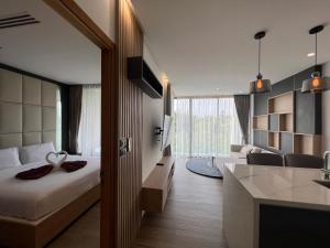 um quarto de hotel com uma cama e uma cozinha em Luxury Resort Rawai em Praia de Rawai