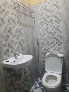 een badkamer met een toilet en een wastafel bij Omah Joglo Bugis in Wendit