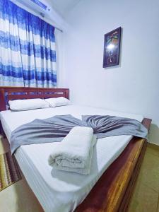 sypialnia z 2 łóżkami i ręcznikami w obiekcie Chill Airport Transit Stay w mieście Katunayake