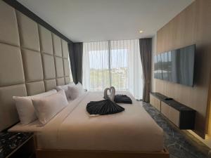 Kama o mga kama sa kuwarto sa Luxury Resort Rawai
