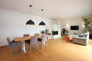 sala de estar con mesa de comedor y sofá en Elegantes Haus zum Wohlfühlen, en Viena