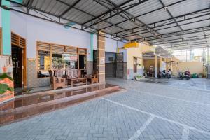 een lege binnenplaats van een gebouw met een patio bij RedDoorz Syariah near Alun-Alun Bojonegoro in Bojonegoro