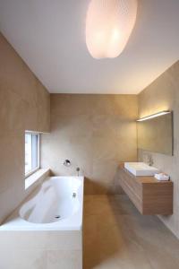 baño grande con bañera y lavamanos en Elegantes Haus zum Wohlfühlen, en Viena