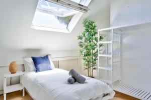a bedroom with a white bed and a skylight at Unique 2 Bedroom House Pyrmont 2 E-Bikes Included in Sydney