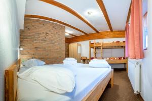 una camera con due letti e un muro di mattoni di Resort 7 Crai - Cabana Craiul Crailor a Zărneşti