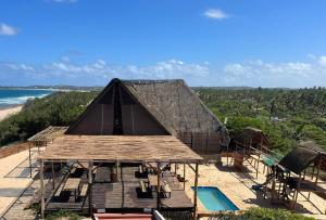 托弗海滩Mango Beach Resort的海滩上带游泳池的大型帐篷