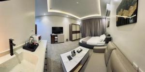 een hotelkamer met een bed en een badkamer bij فندق قمم بارك Qimam Park Hotel 7 in Al Baha
