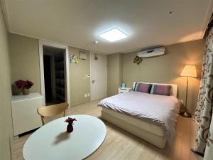 Llit o llits en una habitació de Near the Swiss Grand Hotel 110㎡ 3bedrooms APT