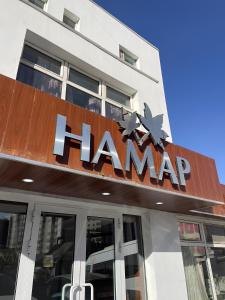 - un panneau d'affichage au-dessus d'un bâtiment dans l'établissement Namar Hotel, à Oulan-Bator