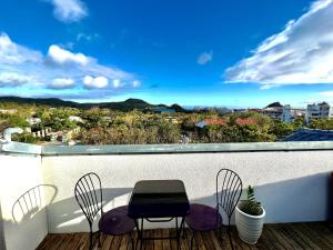 un tavolo e sedie su un balcone con vista di Seasons Bali Fashion Inn a Kenting Altre 37 foto