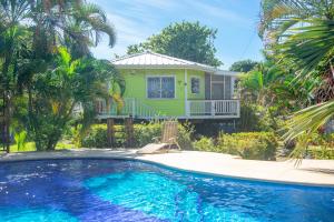 Swimmingpoolen hos eller tæt på Sand Dollar Bungalow