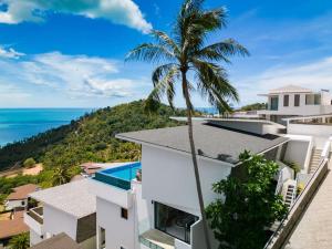 una vista aerea di una casa con una palma e l'oceano di Luxury Blue Coco Sea View Villa - 4x4 SUV included a Ko Samui