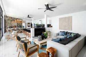 un soggiorno con divano e tavolo di Luxury Blue Coco Sea View Villa - 4x4 SUV included a Ko Samui