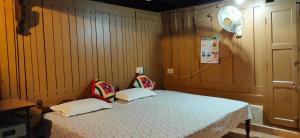 Postel nebo postele na pokoji v ubytování Kuttickattil Pool Home Stay Kumarakom