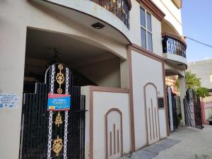 un edificio con una puerta con un cartel. en Alok Premanand's House en Raipur