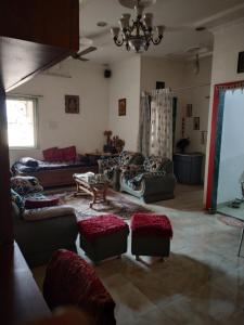 sala de estar con sofás y mesa en Alok Premanand's House en Raipur
