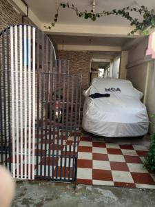 Puerta de hierro con cama en una habitación en Alok Premanand's House en Raipur