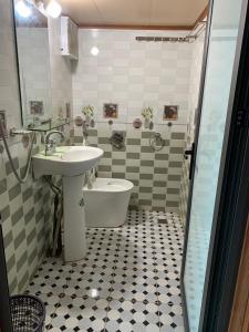 een badkamer met een wastafel, een toilet en een bad bij Homestay Suối Khoáng Minh Hằng in Yên Bái