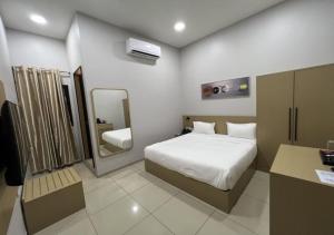 金沙萨Ixoras Hotel Victoire的带床、水槽和镜子的卧室 更多12张照片