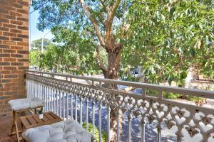 un balcón con una valla blanca y un árbol en Elegant House Chippendale - City Center 2 E-Bikes Included en Sídney
