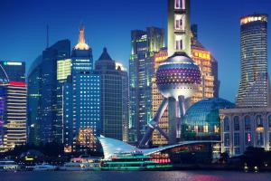 vista de uma cidade à noite com edifícios em Pudong Shangri-La, Shanghai em Xangai