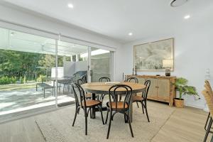 a dining room with a table and chairs at Manzi Jervis Bay in Huskisson