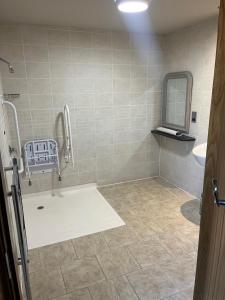 W łazience znajduje się prysznic, umywalka i lustro. w obiekcie Ye Olde Cheshire Cheese w mieście Longnor