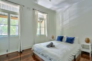 Un dormitorio con una cama con un par de zapatos. en 2 Bedroom House Darling Harbour Kent St en Sídney