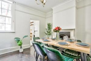 a dining room with a table and green chairs at 2 Bedroom House Darling Harbour Kent St in Sydney