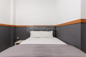 Letto o letti in una camera di Ian Hotel Jaksa Mitra RedDoorz