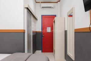 Letto o letti in una camera di Ian Hotel Jaksa Mitra RedDoorz