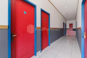 Foto dalla galleria di Ian Hotel Jaksa Mitra RedDoorz a Giacarta