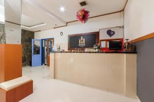 a lobby of a hospital with a reception counter at Ian Hotel Jaksa Mitra RedDoorz in Jakarta