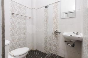 Bagno di Ian Hotel Jaksa Mitra RedDoorz